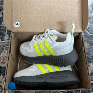 adidas Kids Sneakers in Light Gray with Neon Yellow Stripes
